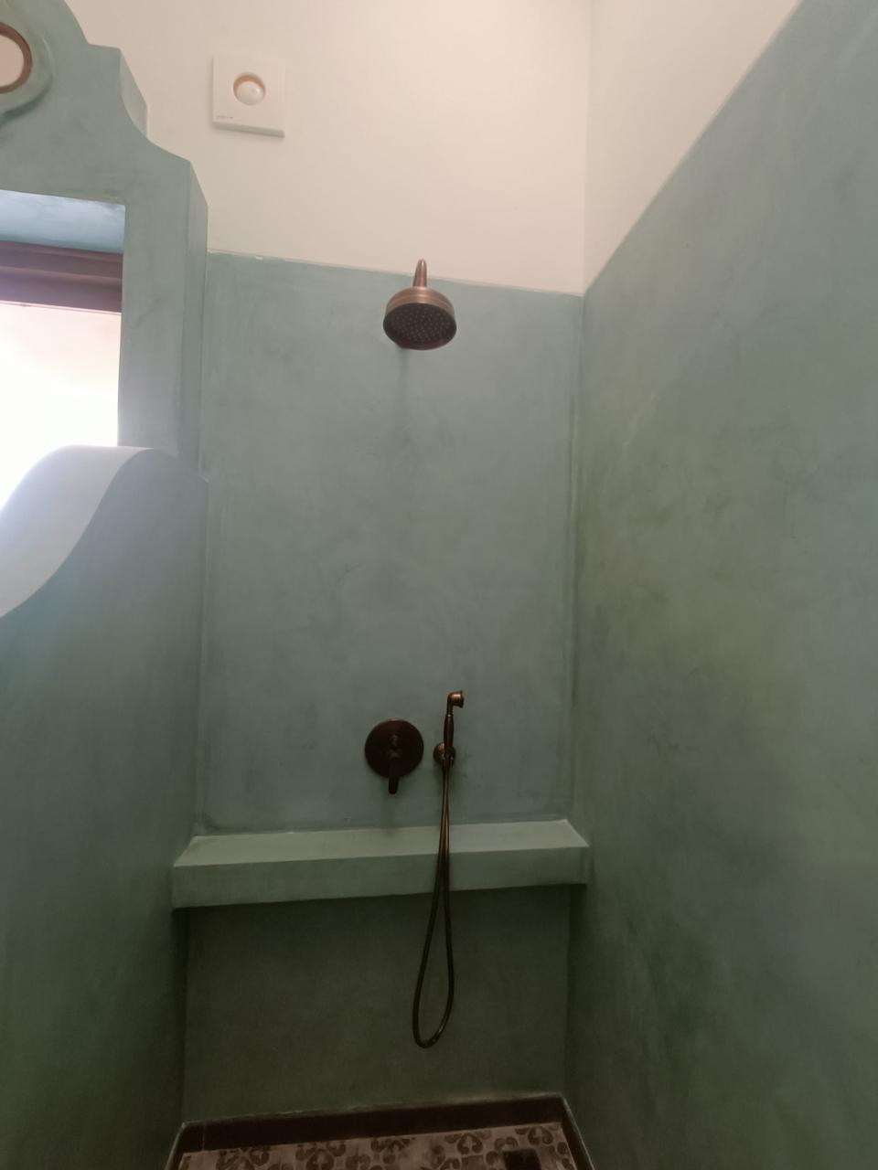 Minimalist Wet Room Wall Microconcrete Coating